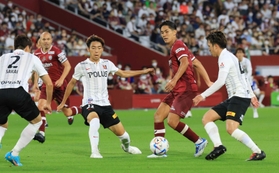 浦和戦で相手に囲まれる武藤(右から2人目)。神戸は攻めあぐね、終盤に決勝点を許した=6月26日、ノエビアスタジアム神戸 浦和戦で相手に囲まれる武藤(右から2人目)。神戸は攻めあぐね、終盤に決勝点を許した=6月26日、ノエビアスタジアム神戸