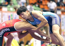 レスリング少年男子フリースタイル55キロ級 5位入賞を果たした森日我(右)=FUKAI SQUARE GARDEN 足利(撮影・長嶺麻子) レスリング少年男子フリースタイル55キロ級 5位入賞を果たした森日我(右)=FUKAI SQUARE GARDEN 足利(撮影・長嶺麻子)