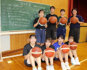 それぞれの目標を書いた黒板の前で躍進を誓う上郡の部員と沼田華奈監督(後列右端)=兵庫県上郡町の同校 それぞれの目標を書いた黒板の前で躍進を誓う上郡の部員と沼田華奈監督(後列右端)=兵庫県上郡町の同校
