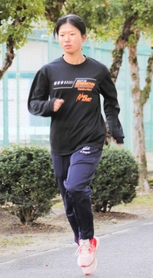 バネのあるダイナミックな走りが魅力の女子・八鹿の太田垣楓華=養父市の同校 バネのあるダイナミックな走りが魅力の女子・八鹿の太田垣楓華=養父市の同校