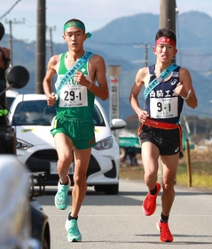 昨年の兵庫県高校駅伝の男子1区で、西脇工の長嶋幸宝(右)との競り合いを制した報徳の前田和摩=2021年11月7日、丹波篠山市内 昨年の兵庫県高校駅伝の男子1区で、西脇工の長嶋幸宝(右)との競り合いを制した報徳の前田和摩=2021年11月7日、丹波篠山市内