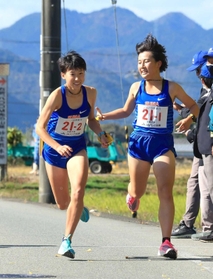女子・1区区間賞と快走した須磨学園の大西文香(右)から2区田村優芽へたすきリレー(撮影・鈴木雅之) 女子・1区区間賞と快走した須磨学園の大西文香(右)から2区田村優芽へたすきリレー(撮影・鈴木雅之)