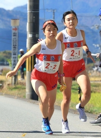女子・東播磨の1区坂本幸妃音(右)からたすきを受け駆け出す2区柳井蓮音(撮影・鈴木雅之) 女子・東播磨の1区坂本幸妃音(右)からたすきを受け駆け出す2区柳井蓮音(撮影・鈴木雅之)