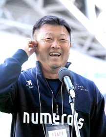 サッカー全国高校選手権兵庫県予選で初優勝した芦屋学園の許泰萬監督=神戸市兵庫区、ノエビアスタジアム神戸(撮影・秋山亮太) サッカー全国高校選手権兵庫県予選で初優勝した芦屋学園の許泰萬監督=神戸市兵庫区、ノエビアスタジアム神戸(撮影・秋山亮太)