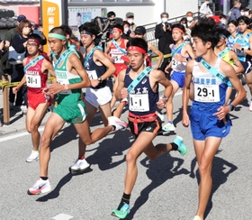 スタートする男子1区の西脇工・長嶋幸宝(中央)、報徳・前田和摩(左手前)ら=6日午前、丹波篠山市内(撮影・長嶺麻子) スタートする男子1区の西脇工・長嶋幸宝(中央)、報徳・前田和摩(左手前)ら=6日午前、丹波篠山市内(撮影・長嶺麻子)