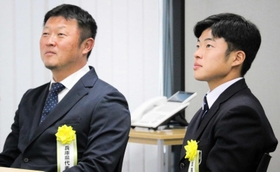 オンラインによる抽選会を見守る芦屋学園の許泰萬(ホ・テマン)監督(左)と酒井駿一主将=神戸市中央区、サンテレビ オンラインによる抽選会を見守る芦屋学園の許泰萬(ホ・テマン)監督(左)と酒井駿一主将=神戸市中央区、サンテレビ