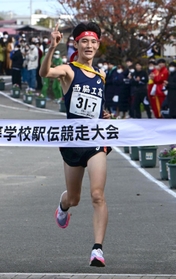 7年ぶりの優勝を果たし、右手を掲げてフィニッシュする男子・西脇工のアンカー稲美峻(撮影・坂井萌香) 7年ぶりの優勝を果たし、右手を掲げてフィニッシュする男子・西脇工のアンカー稲美峻(撮影・坂井萌香)