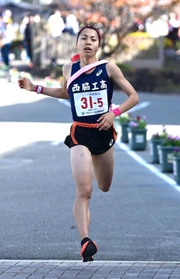 4位入賞を果たした女子・西脇工のアンカー飯塚菜月(撮影・坂井萌香) 4位入賞を果たした女子・西脇工のアンカー飯塚菜月(撮影・坂井萌香)