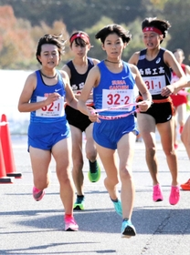 女子・須磨学園の1区大西文香(左端)からたすきを受ける2区生田翠(中央) 女子・須磨学園の1区大西文香(左端)からたすきを受ける2区生田翠(中央)