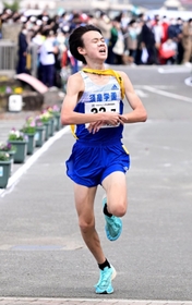 2位でフィニッシュする男子・須磨学園のアンカー長谷川大翔(撮影・坂井萌香) 2位でフィニッシュする男子・須磨学園のアンカー長谷川大翔(撮影・坂井萌香)