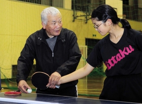 中学生を指導する卓球界の名将、山田俊輔さん(左)=南あわじ市阿万塩屋町、阿万スポーツセンター 中学生を指導する卓球界の名将、山田俊輔さん(左)=南あわじ市阿万塩屋町、阿万スポーツセンター