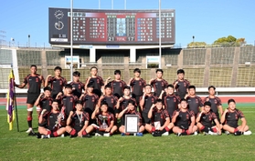 2年連続48度目の優勝を飾った報徳の選手たち=11月12日、ユニバー記念競技場(撮影・坂井萌香) 2年連続48度目の優勝を飾った報徳の選手たち=11月12日、ユニバー記念競技場(撮影・坂井萌香)