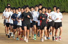 20年ぶりの全国頂点を目指し意気込む男子・西脇工の選手たち=西脇市の同校 20年ぶりの全国頂点を目指し意気込む男子・西脇工の選手たち=西脇市の同校