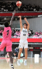 男子2回戦・報徳-桜丘 第4クオーター、3点シュートを放つ報徳の多田 男子2回戦・報徳-桜丘 第4クオーター、3点シュートを放つ報徳の多田