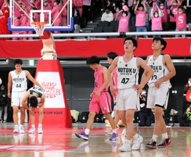 男子2回戦で延長の末に敗れ、ぼうぜんとする報徳メンバー 男子2回戦で延長の末に敗れ、ぼうぜんとする報徳メンバー