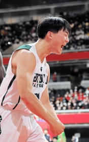男子2回戦・報徳-桜丘 第3クオーター、バスケットカウントを決めてほえる報徳の西村 男子2回戦・報徳-桜丘 第3クオーター、バスケットカウントを決めてほえる報徳の西村
