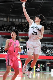 男子2回戦・報徳-桜丘 第1クオーター、シュートを放つ報徳の溝上(右) 男子2回戦・報徳-桜丘 第1クオーター、シュートを放つ報徳の溝上(右)