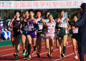 一斉にスタートする女子1区の選手たち=25日午前、京都市のたけびしスタジアム京都 一斉にスタートする女子1区の選手たち=25日午前、京都市のたけびしスタジアム京都