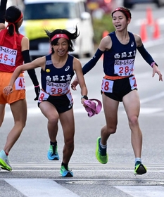 女子・西脇工の3区吉田優音(右)からたすきを受け取る4区井沢奈甫 女子・西脇工の3区吉田優音(右)からたすきを受け取る4区井沢奈甫