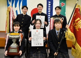 優勝した男子・報徳(後列)と女子・園田(前列)の生徒たち=神戸市中央区、県農業共済会館 優勝した男子・報徳(後列)と女子・園田(前列)の生徒たち=神戸市中央区、県農業共済会館
