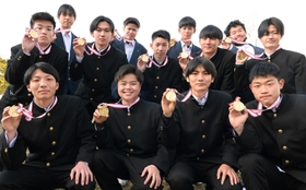 全国高校定時制通信制大会で優勝した飾磨工サッカー部の選手たち=神戸常盤アリーナ 全国高校定時制通信制大会で優勝した飾磨工サッカー部の選手たち=神戸常盤アリーナ