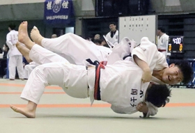 男子7人制1部3回戦・国士舘大-甲南大 大内刈りを決める甲南大の三将庵奥(上) 男子7人制1部3回戦・国士舘大-甲南大 大内刈りを決める甲南大の三将庵奥(上)