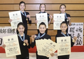 兵庫勢初の女子団体優勝を成し遂げた須磨ノ浦の選手たち=神戸市須磨区の同校 兵庫勢初の女子団体優勝を成し遂げた須磨ノ浦の選手たち=神戸市須磨区の同校