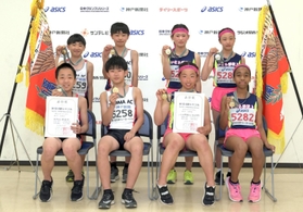 小学400メートルリレーで優勝した男子・但馬ACと女子・いなみ野陸上の選手たち(撮影・風斗雅博) 小学400メートルリレーで優勝した男子・但馬ACと女子・いなみ野陸上の選手たち(撮影・風斗雅博)