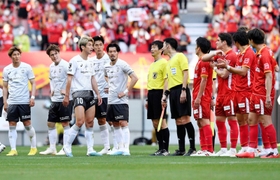 名古屋と引き分け、審判に詰め寄る神戸・大迫(左から3人目) 名古屋と引き分け、審判に詰め寄る神戸・大迫(左から3人目)
