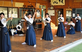 団体での全国総体出場を目指し稽古に励む中西桃子主将(左から2人目)ら甲南女の選手たち=神戸市東灘区の同校 団体での全国総体出場を目指し稽古に励む中西桃子主将(左から2人目)ら甲南女の選手たち=神戸市東灘区の同校