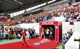 歓迎イベントに大歓声を受けて登場したイニエスタ=2018年5月、ノエビアスタジアム神戸 歓迎イベントに大歓声を受けて登場したイニエスタ=2018年5月、ノエビアスタジアム神戸