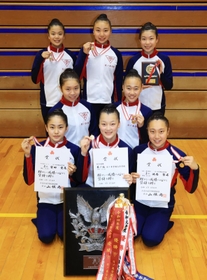 新体操女子団体で優勝を飾った日ノ本の選手たち=西宮市ライフパートナーアリーナ(撮影・鈴木雅之) 新体操女子団体で優勝を飾った日ノ本の選手たち=西宮市ライフパートナーアリーナ(撮影・鈴木雅之)