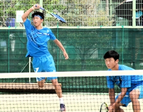 テニス男子団体決勝・相生学院-関学 積極的なプレーで優勝に貢献した相生学院の若松(左)と前田のペア=神戸総合運動公園 テニス男子団体決勝・相生学院-関学 積極的なプレーで優勝に貢献した相生学院の若松(左)と前田のペア=神戸総合運動公園