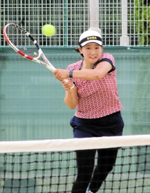 テニス女子団体決勝・相生学院-園田 第1シングルスを制した相生学院の里=神戸総合運動公園 テニス女子団体決勝・相生学院-園田 第1シングルスを制した相生学院の里=神戸総合運動公園