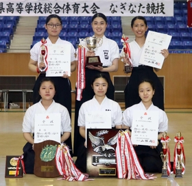 なぎなた女子団体で優勝した市伊丹の選手たち=兵庫県立武道館 なぎなた女子団体で優勝した市伊丹の選手たち=兵庫県立武道館