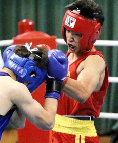 ボクシング男子ライト級決勝 パンチを繰り出す西宮香風の永山銀次郎=西宮香風高 ボクシング男子ライト級決勝 パンチを繰り出す西宮香風の永山銀次郎=西宮香風高