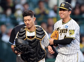 兵庫出身コンビでバッテリーを組む阪神の村上頌樹(右)と坂本誠志郎=甲子園 兵庫出身コンビでバッテリーを組む阪神の村上頌樹(右)と坂本誠志郎=甲子園