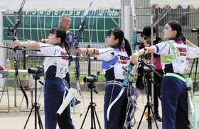 アーチェリー女子団体総合で2年ぶりの頂点に立った甲南女の(右から)林、板東、見尾=加東市滝野総合公園多目的グラウンド アーチェリー女子団体総合で2年ぶりの頂点に立った甲南女の(右から)林、板東、見尾=加東市滝野総合公園多目的グラウンド