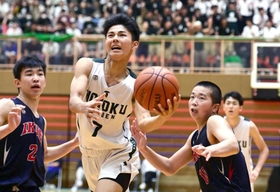 バスケットボール男子決勝・報徳ー育英 第4クオーター、相手守備網を突破した報徳の森本(7)が得点し、73-70と突き放す=西宮市ライフパートナーアリーナ(撮影・中西幸大) バスケットボール男子決勝・報徳ー育英 第4クオーター、相手守備網を突破した報徳の森本(7)が得点し、73-70と突き放す=西宮市ライフパートナーアリーナ(撮影・中西幸大)