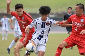 サッカー男子決勝・神戸弘陵-相生学院 激しい攻防を繰り広げた両チームの選手=三木総合防災公園陸上競技場(撮影・小林良多) サッカー男子決勝・神戸弘陵-相生学院 激しい攻防を繰り広げた両チームの選手=三木総合防災公園陸上競技場(撮影・小林良多)
