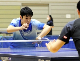 卓球男子シングルス決勝 育英の同門対決を制した1年生谷本。団体、ダブルスとの3冠も達成=姫路市西延末、ヴィクトリーナ・ウインク体育館 卓球男子シングルス決勝 育英の同門対決を制した1年生谷本。団体、ダブルスとの3冠も達成=姫路市西延末、ヴィクトリーナ・ウインク体育館