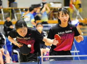 卓球女子団体決勝・芦屋学園-葺合 ダブルスを制し、優勝に貢献した芦屋学園の西田(左)と田中=姫路市ヴィクトリーナ・ウインク体育館 卓球女子団体決勝・芦屋学園-葺合 ダブルスを制し、優勝に貢献した芦屋学園の西田(左)と田中=姫路市ヴィクトリーナ・ウインク体育館