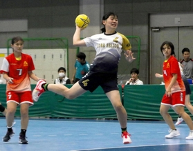 ハンドボール女子決勝・神戸星城-明石 前半、攻め込んでシュートを放つ神戸星城の瀬戸(中央)=神戸国際大付高 ハンドボール女子決勝・神戸星城-明石 前半、攻め込んでシュートを放つ神戸星城の瀬戸(中央)=神戸国際大付高