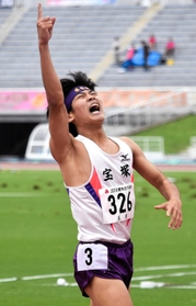 男子400メートル決勝 47秒77で優勝し、人さし指を突き上げて喜ぶ宝塚の小幡丈士 男子400メートル決勝 47秒77で優勝し、人さし指を突き上げて喜ぶ宝塚の小幡丈士