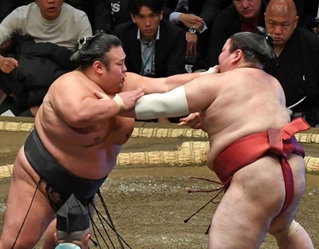 角界の看板力士として長く活躍した貴景勝(左)=1月、両国国技館(撮影・持木克友)