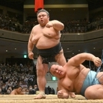 2023年の初場所千秋楽で琴勝峰(右下)を下し、優勝を決めた貴景勝=両国国技館(撮影・伊藤笙子)