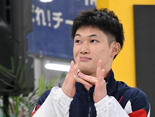 決勝前の選手紹介で「HYOGO」の「H」を手でかたどりポーズを決める玉井陸斗=滋賀・インフロニア草津アクアティクスセンター(撮影・大田将之)