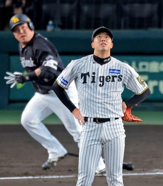 4回ソフトバンク1死、同点ソロを浴びた阪神・才木(撮影・吉田敦史)