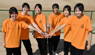10年ぶりの県大会出場を決め、笑顔を見せる三田祥雲館の女子メンバー=三田市の同校