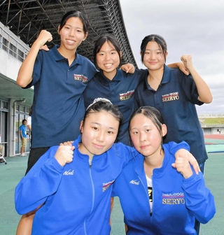6年ぶりに県大会への出場を決めた星陵の女子=三木総合防災公園陸上競技場